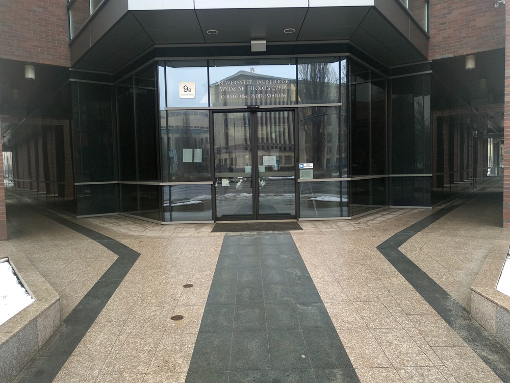 zdjęcie wejścia głównego do budynku