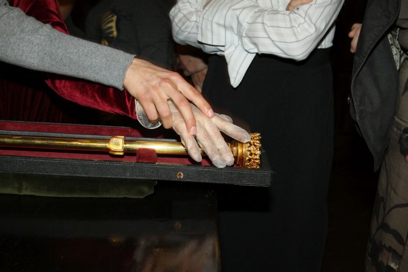 Touching the exhibits – a replica of Queen Jadwiga's sceptre, "To Touch Culture 2012", photograph by Jerzy Sawicz  Koncert Tomasza Stańki na dziedzińcu Collegium Maius, „Dotknij kultury 2013