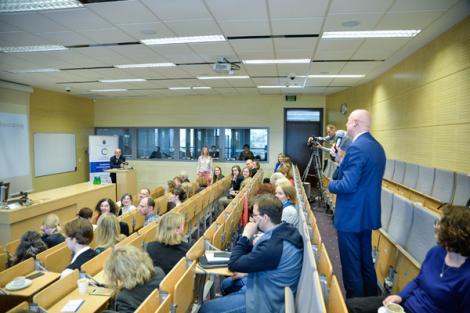 Zdjęcie nr 8 (10)
                                	                                   Dyskusja po spotkaniu, przy mikrofonie dr Leszek Szafrański z Biblioteki Jagiellońskiej
                                  