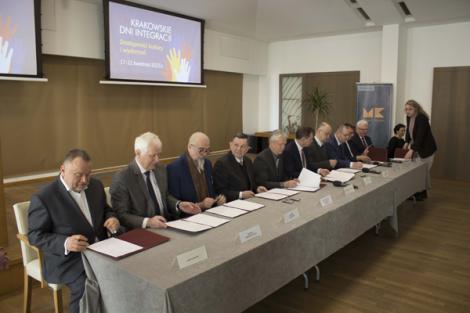 Zdjęcie nr 1 (6)
                                	                             Przedstawiciele władz uczelni oraz Urzędu Miasta Krakowa podpisują Porozumienie o współpracy
                            