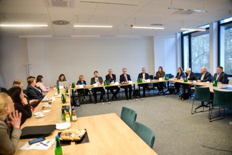 Photo no. 1 (4)
                                                         Członkowie i członkinie posiedzenia Komisji ds. Wyrównywania Szans Edukacyjnych przy KRASP
                            